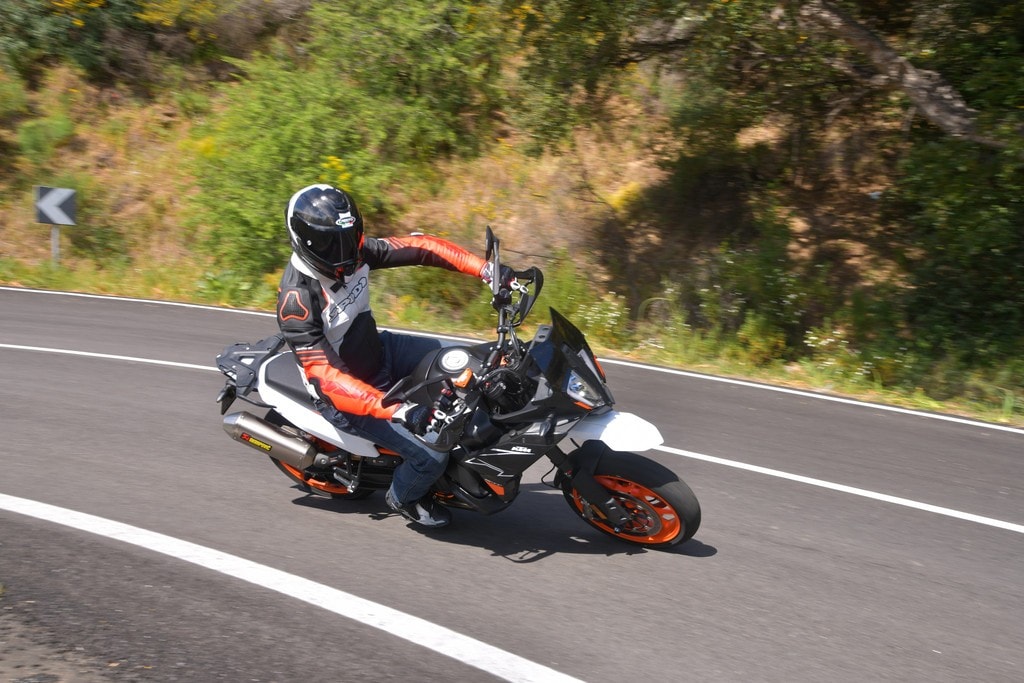 KTM 890 SMT, la prova: una nuova moto da teppisti in città!